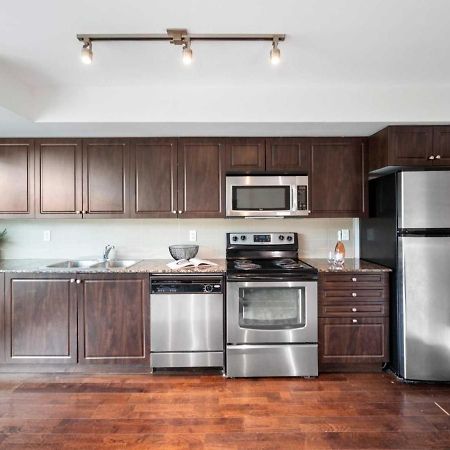 Cn Tower View With Free Parking, Pool, & More Amenities Toronto Exteriör bild
