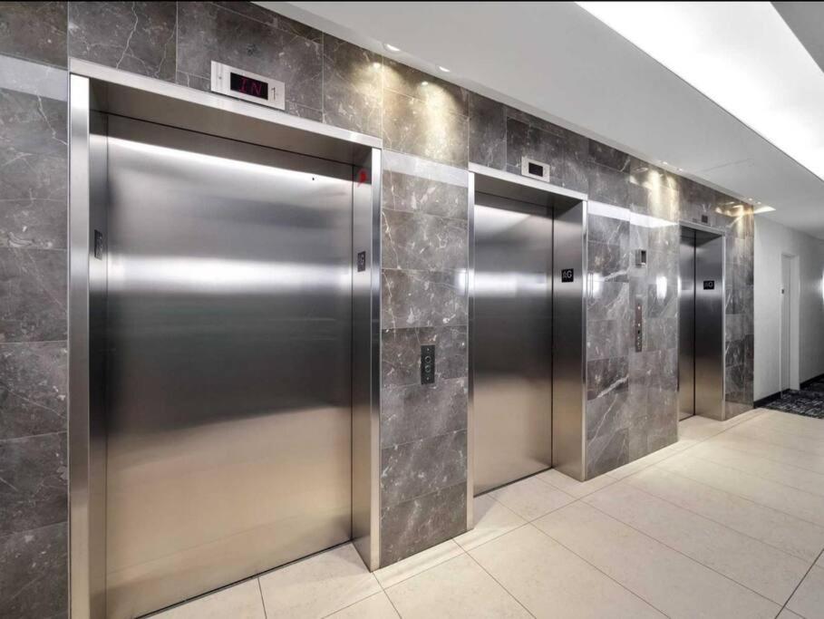 Cn Tower View With Free Parking, Pool, & More Amenities Toronto Exteriör bild