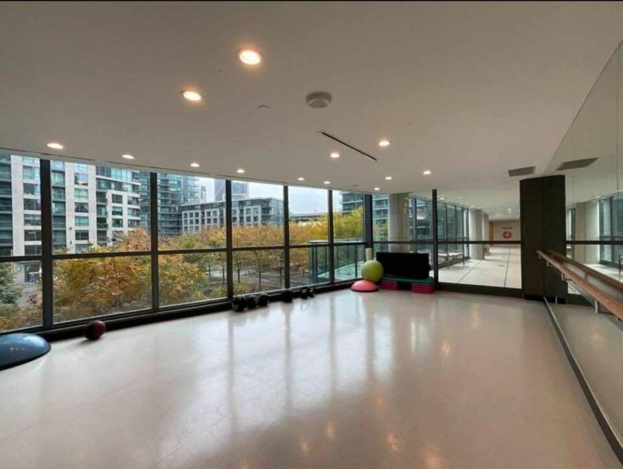 Cn Tower View With Free Parking, Pool, & More Amenities Toronto Exteriör bild