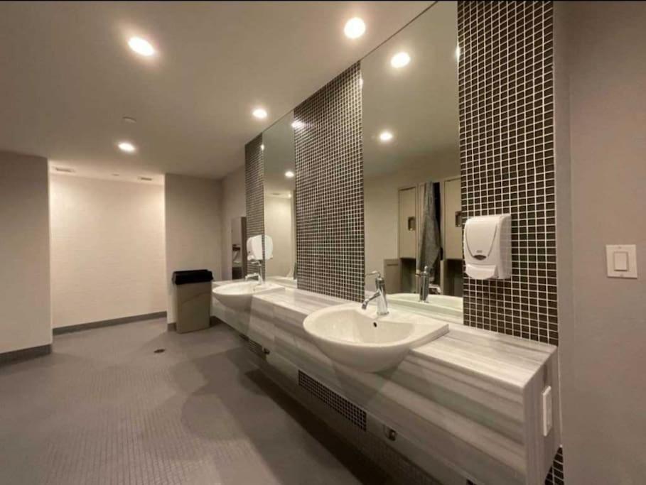 Cn Tower View With Free Parking, Pool, & More Amenities Toronto Exteriör bild