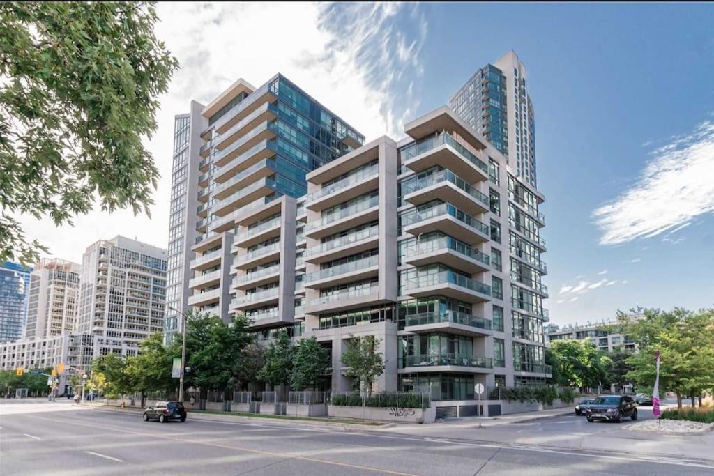 Cn Tower View With Free Parking, Pool, & More Amenities Toronto Exteriör bild