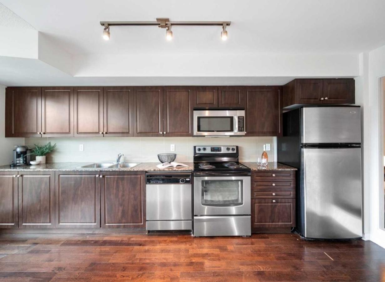 Cn Tower View With Free Parking, Pool, & More Amenities Toronto Exteriör bild