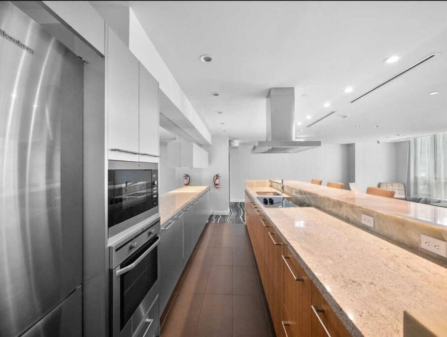 Cn Tower View With Free Parking, Pool, & More Amenities Toronto Exteriör bild