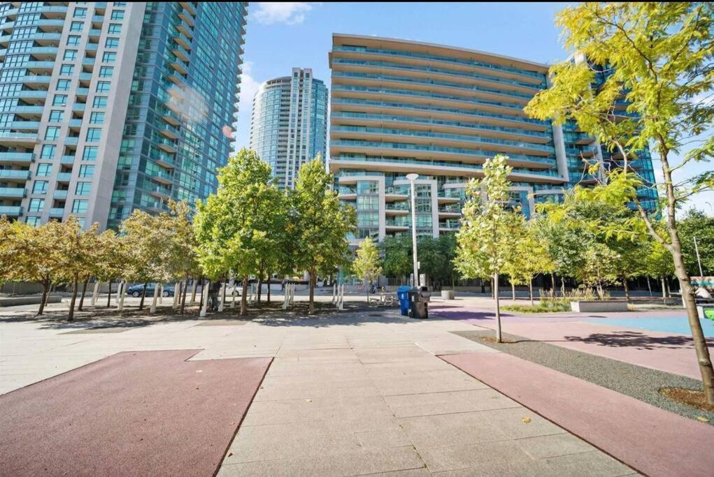 Cn Tower View With Free Parking, Pool, & More Amenities Toronto Exteriör bild