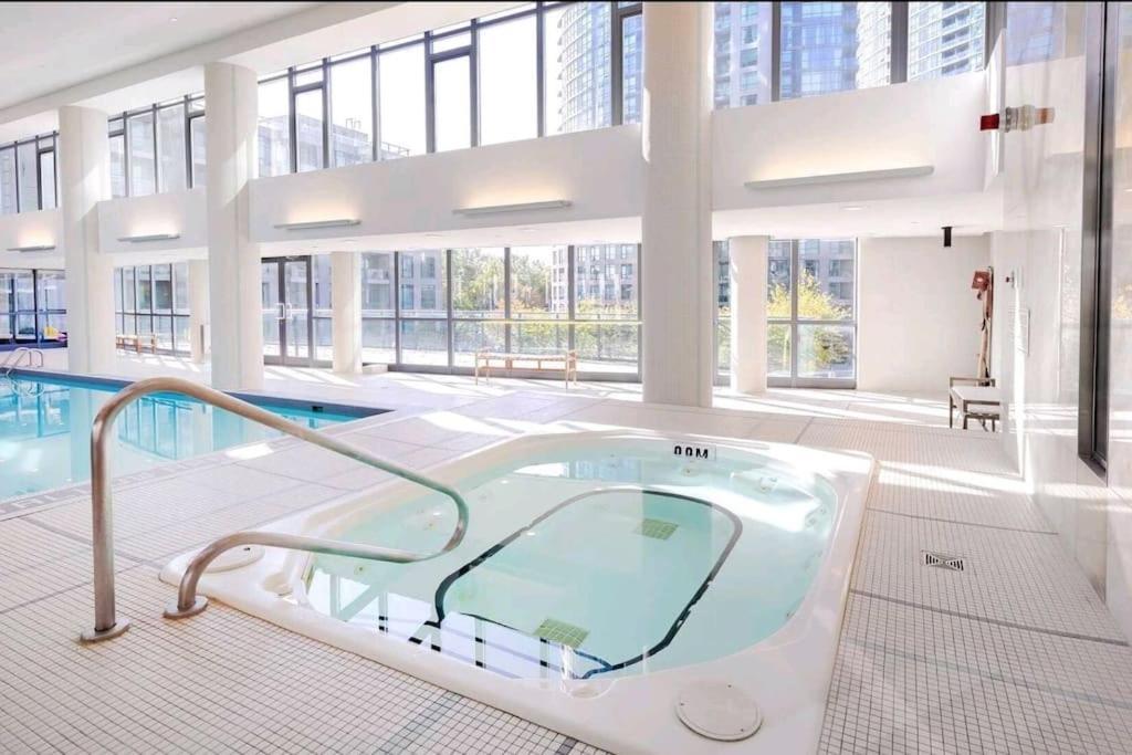 Cn Tower View With Free Parking, Pool, & More Amenities Toronto Exteriör bild