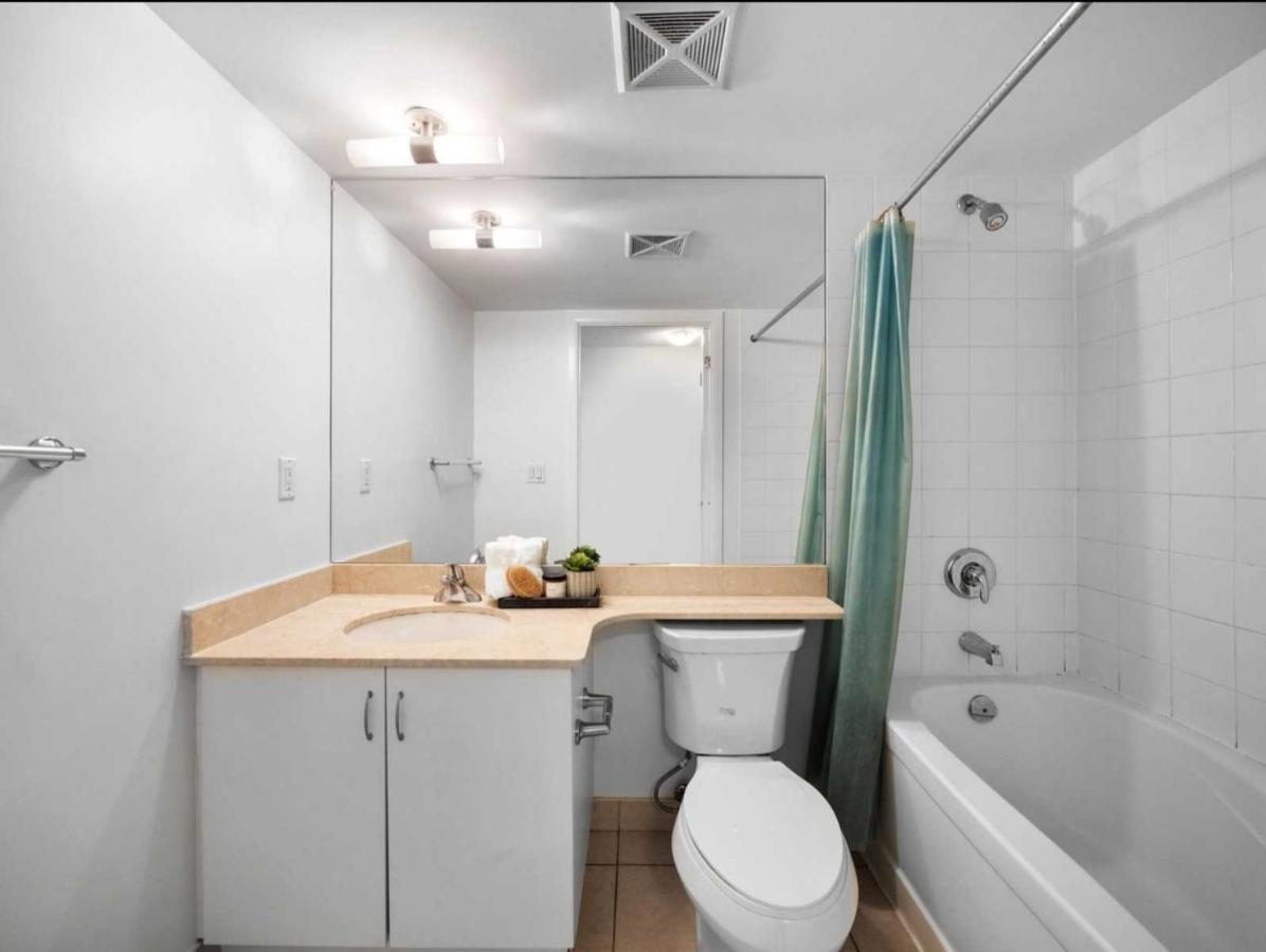 Cn Tower View With Free Parking, Pool, & More Amenities Toronto Exteriör bild