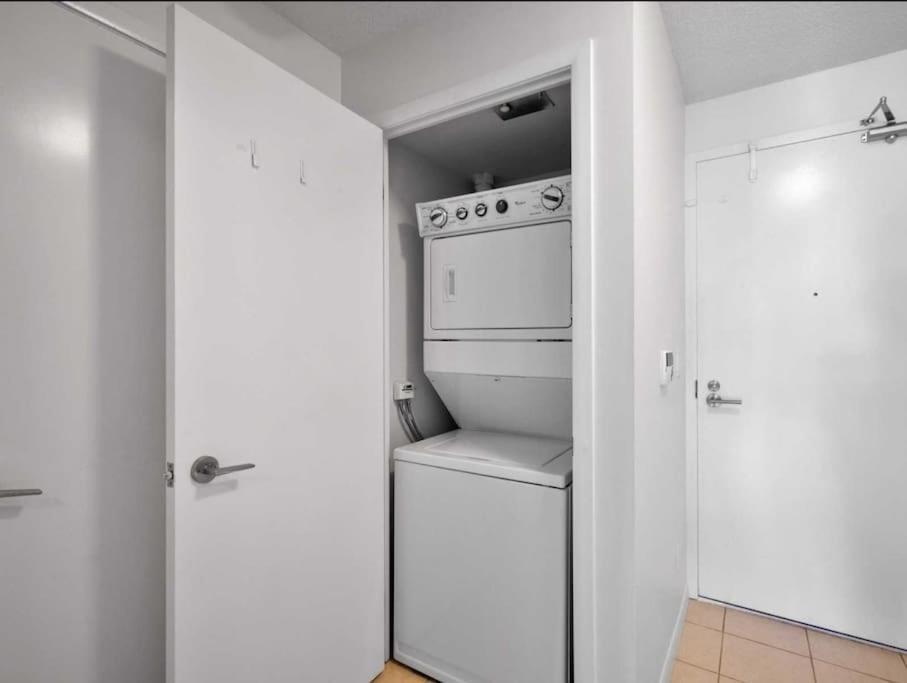 Cn Tower View With Free Parking, Pool, & More Amenities Toronto Exteriör bild